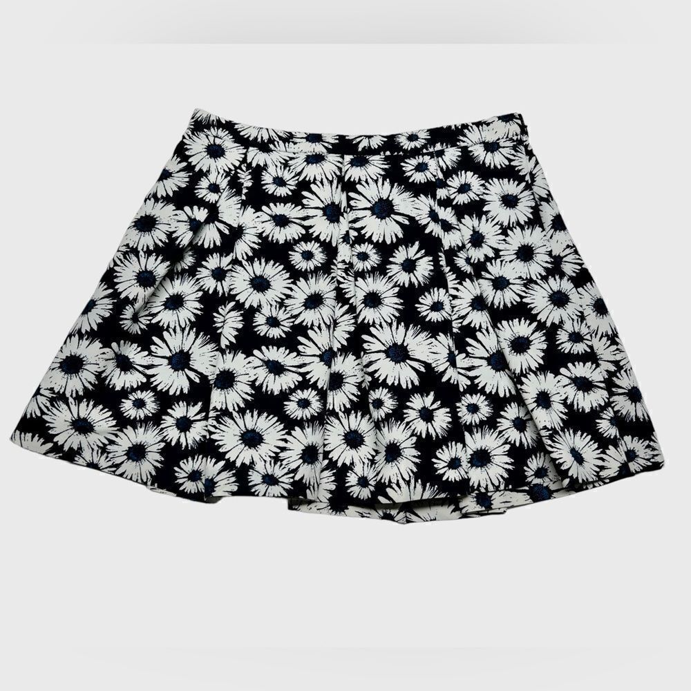 Forever 21 Black and White Floral Pleated Mini Skater Skirt Circle Skirt Daisies